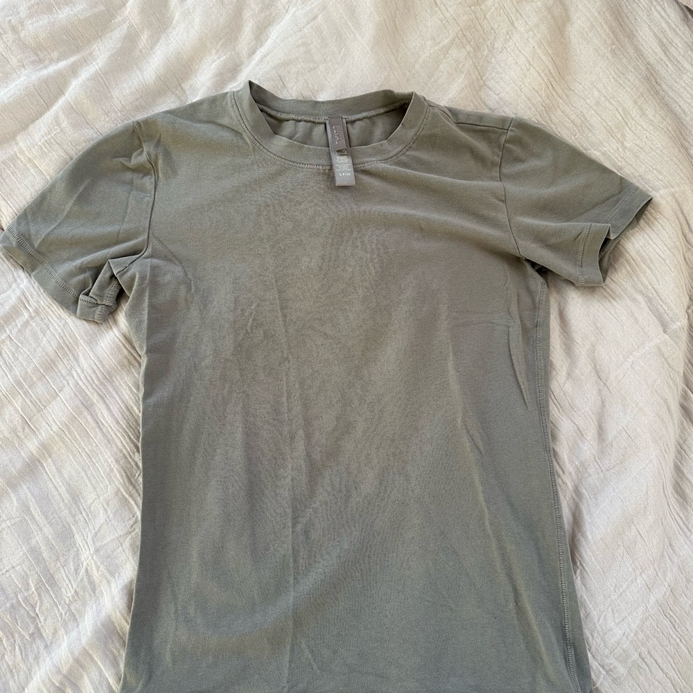 Skims Fits Everybody T-Shirt